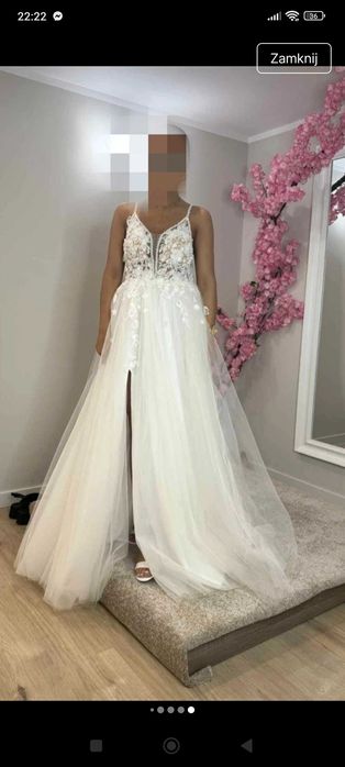 Suknia ślubna z rozporkiem