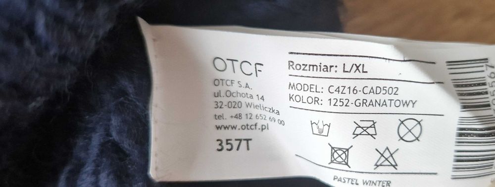 Czapka 4F granat + 2 pompony rozm. l/xl NOWA