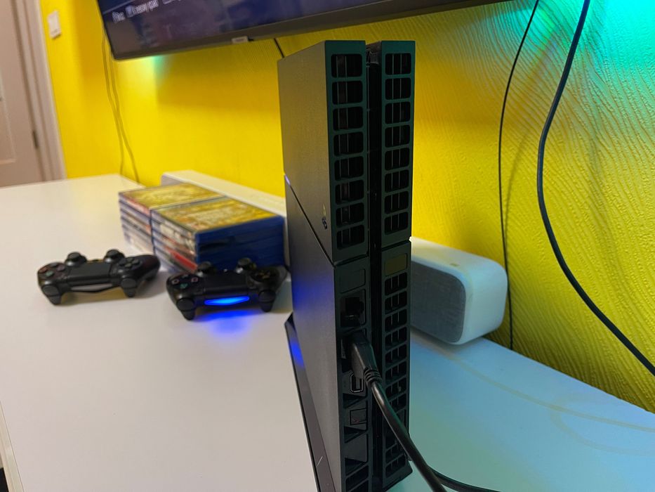 PS4 1000gb в отличном состоянии Sony PlayStation 4 1TB на подарок