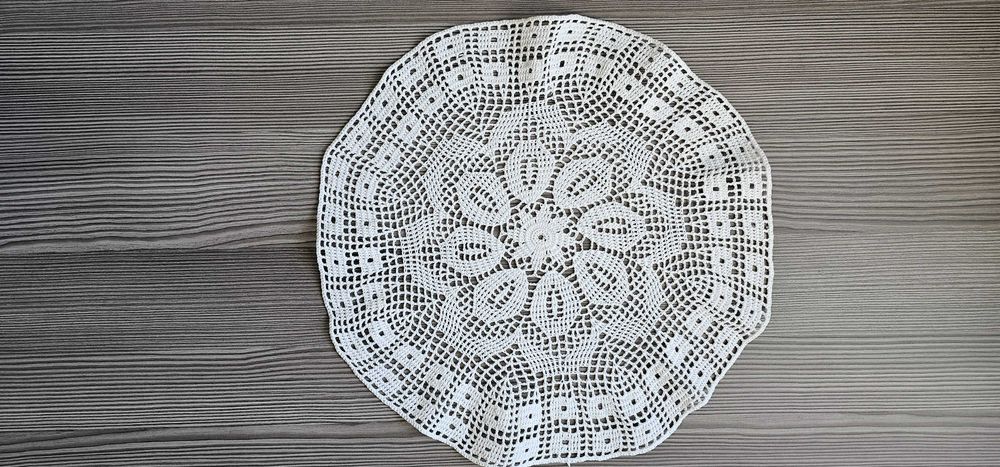 Serwetki ręcznie szydełkowane