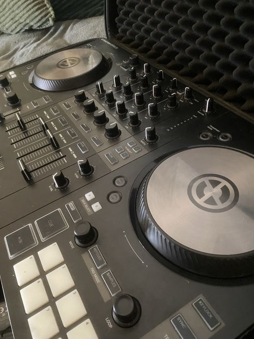 Controlador DJ Native Intruments Traktor S3 da Native Instruments com mala de transporte UDG
