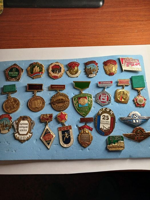 Продам значкі разние.