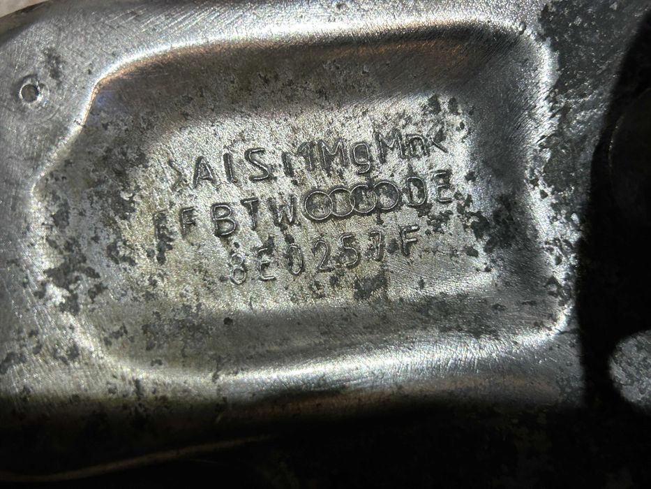 Zwrotnica piasta lewy przód audi a4 b6 b7