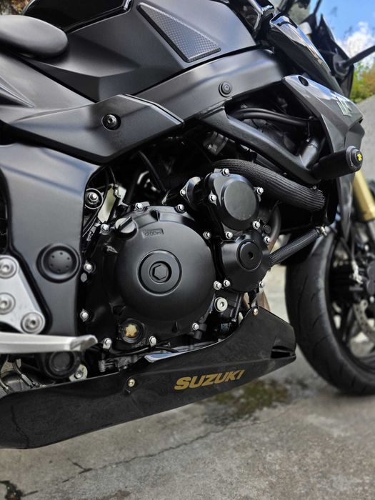Suzuki GSR 750 naked