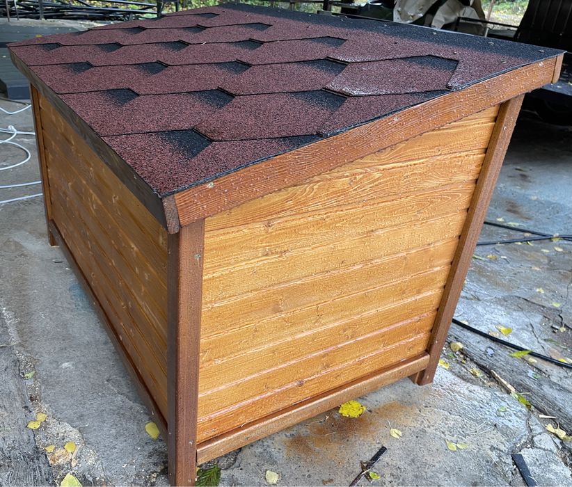 Утеплена будка для собачки середніх та великих розмірів.