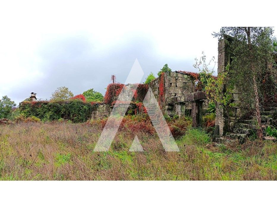Quinta para reconstrução para viver, descansar ou para investir no ...