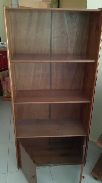 Armário de madeira em muito bom estado