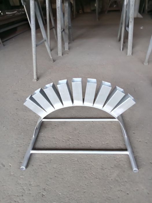Suporte para lançamento de pequenos foguetes de artifício em forma de leque