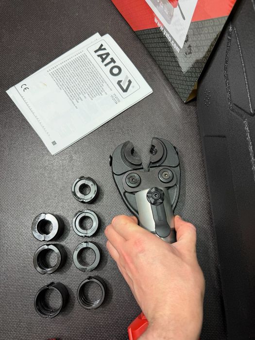 Аккумуляторный пресс для соединения труб PEX-AL-PEX Ø16–32 мм YATO YT-21734 с автоматическим клапаном (без АКБ и ЗУ)