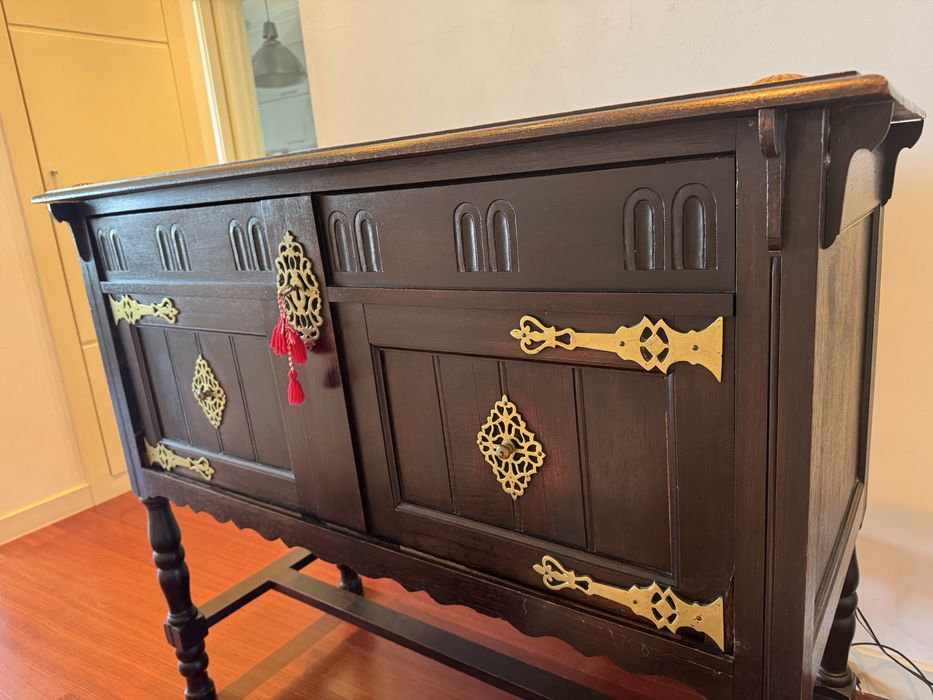 Aparador antigo em madeira maciça