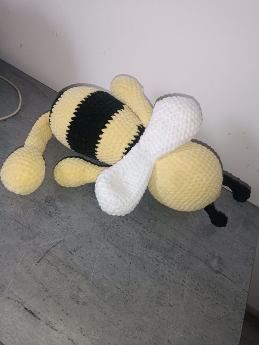 Maskotka pszczółka 50 cm na szydełku
