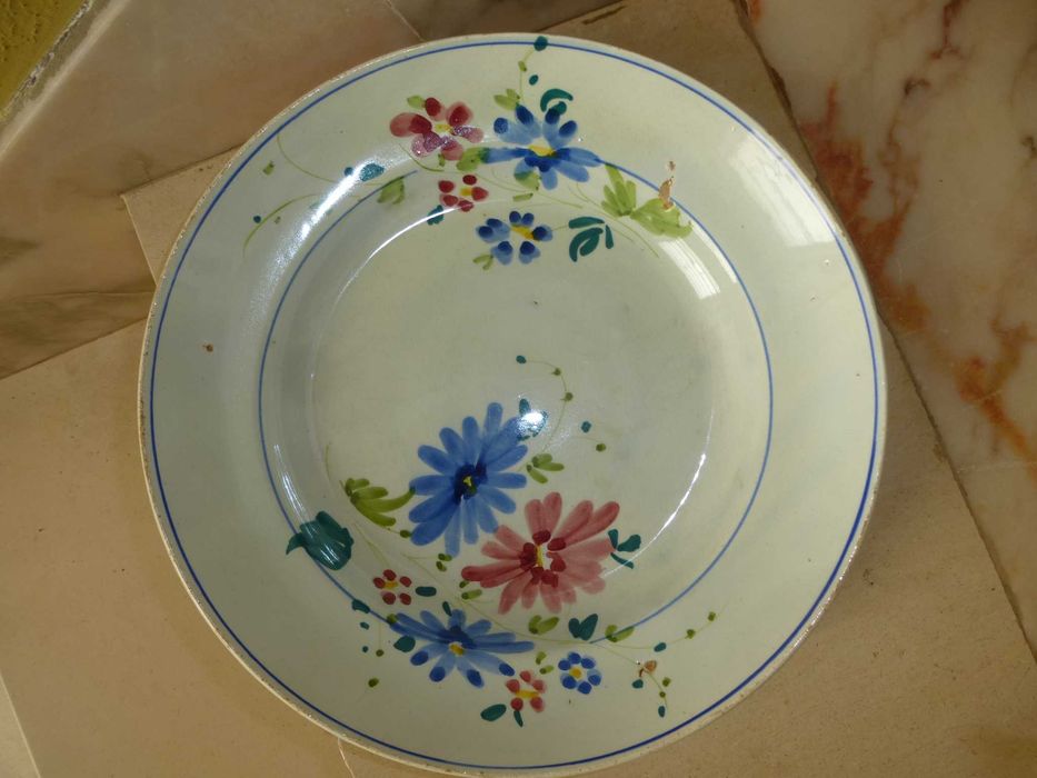 Saladeiras e prato de louça, antigas