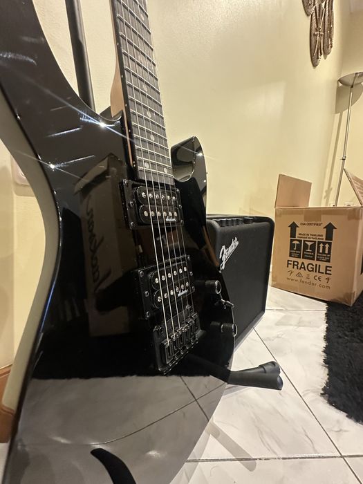 Guitarra eletrica com amplificador e cabos