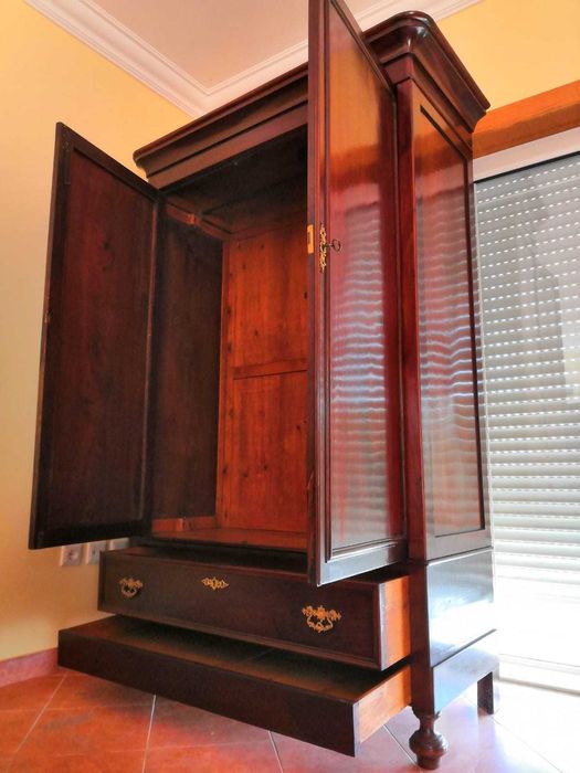 Antiguidades - Vendo Guarda-fatos Casquinha