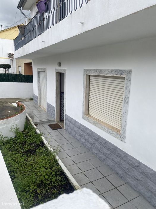 Vende-se T3 com grande espaço exterior em Santa Clara, Coimbra.
