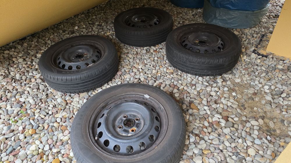 175/65R15 komplet opon z felgami stan bieżnika 5 mm