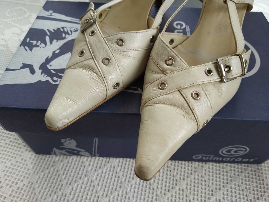 Sapatos cremes, muito elegantes - Tamanho 37