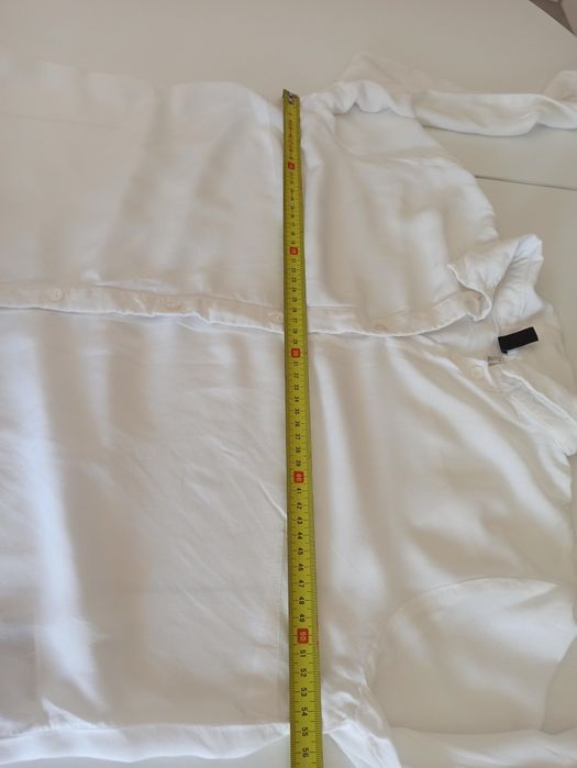 Koszula biała damska z długim rękawem.