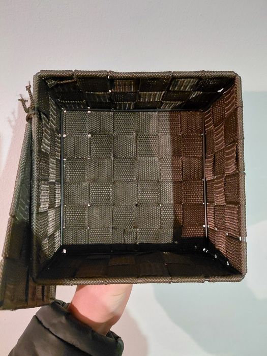 Cesto pequeno de arrumação 4€