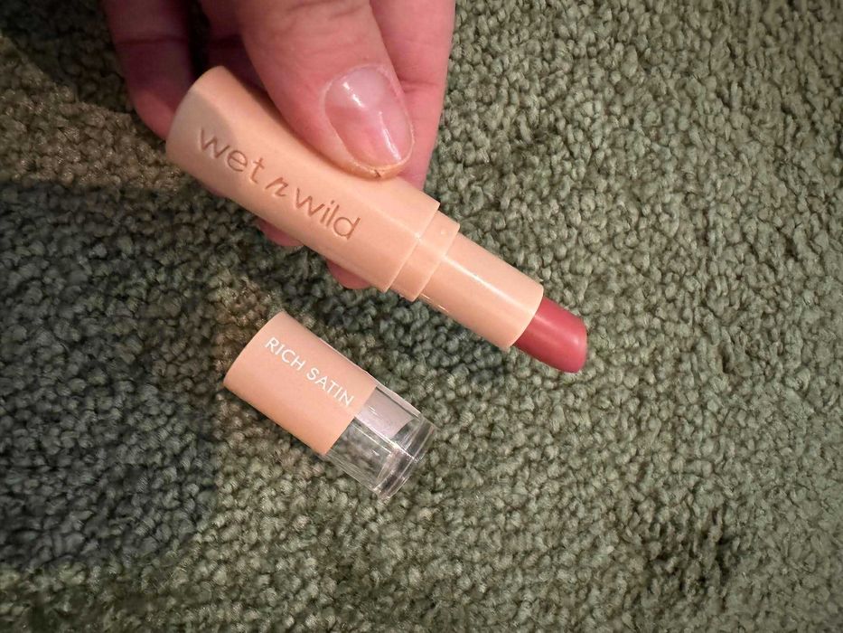Wet n wild pomadka do ust satynowa hush lil beige 11056