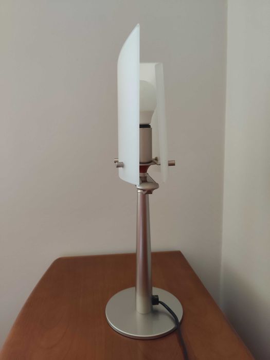 Candeeiro de teto e mesa de cabeceira
