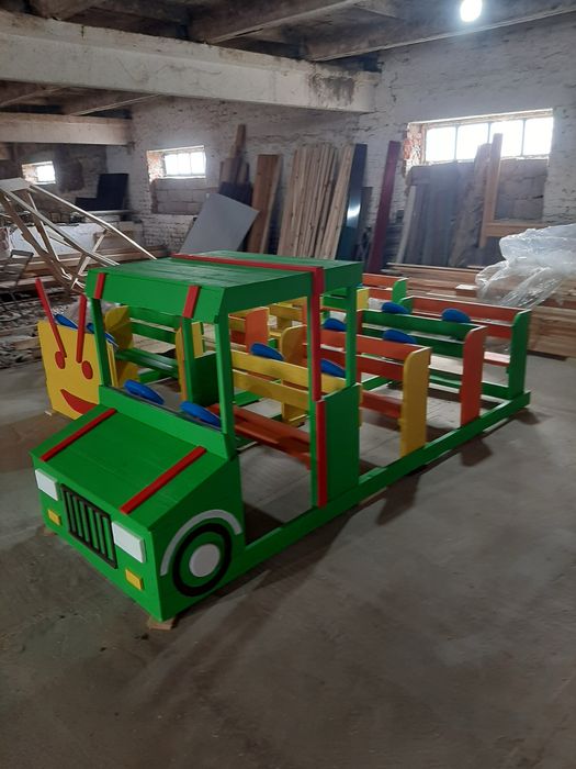 Пісочниця, машинка, дитячий будиночок, ігровий майданчик.