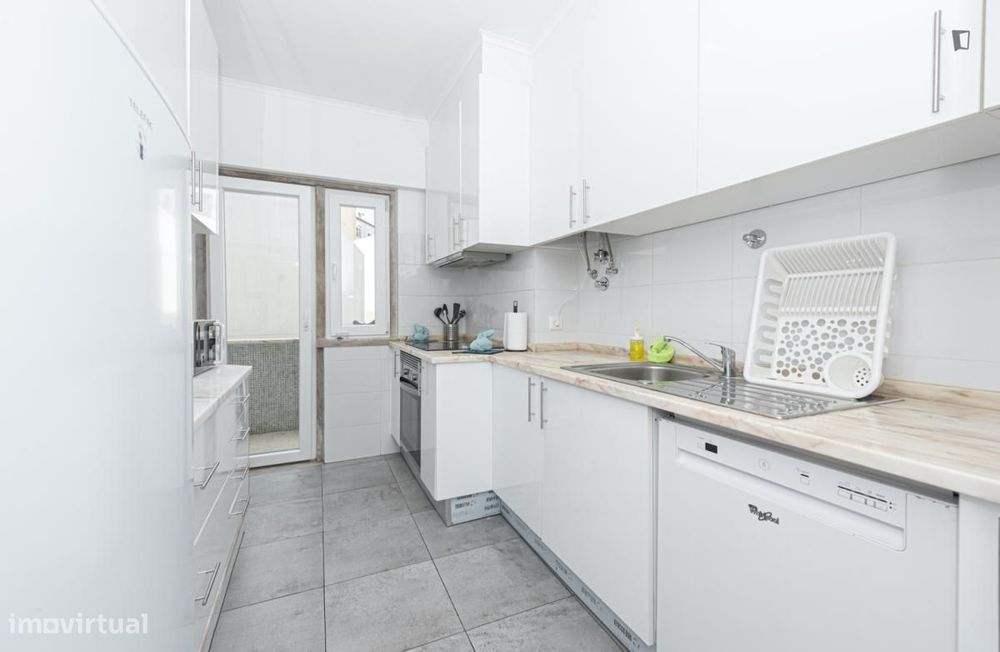 Quarto - localizado em Campolide Lisbon