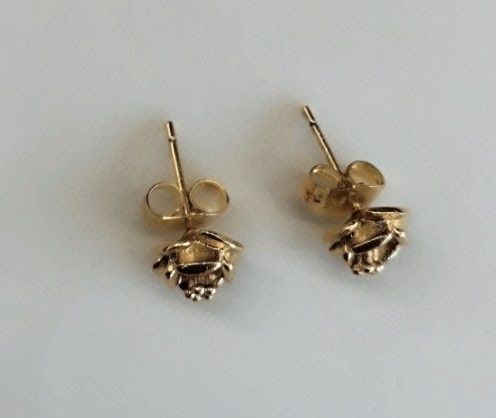 Par de brincos em metal dourado, novos.