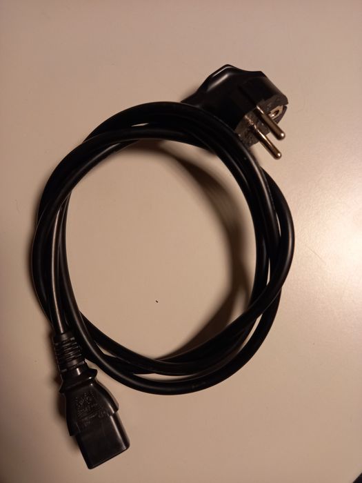 Vários cabos informáticos64738226019203122