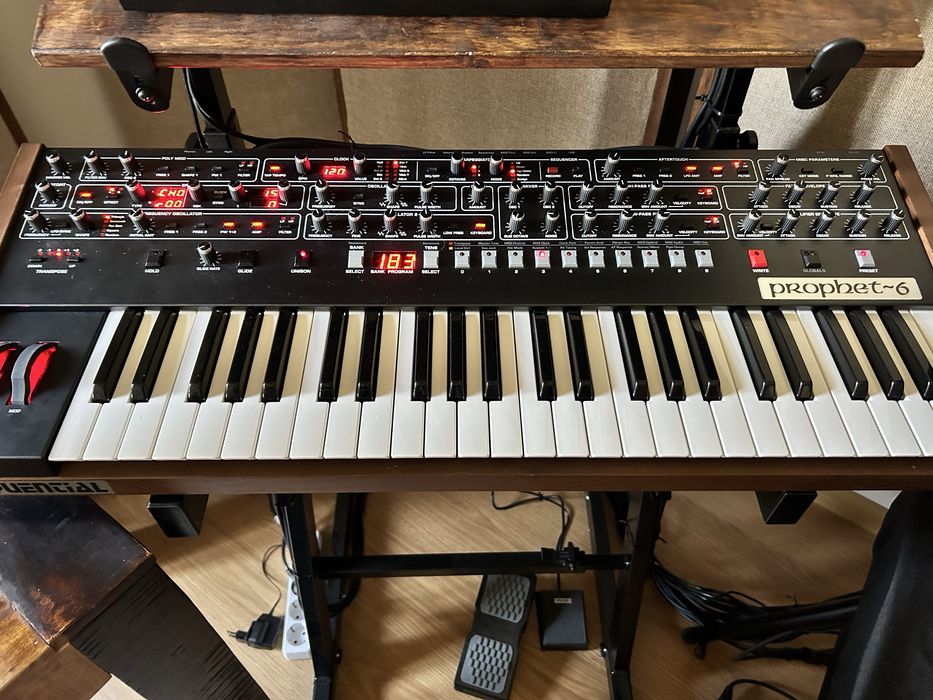 Sequential Prophet 6 - excelente estado
