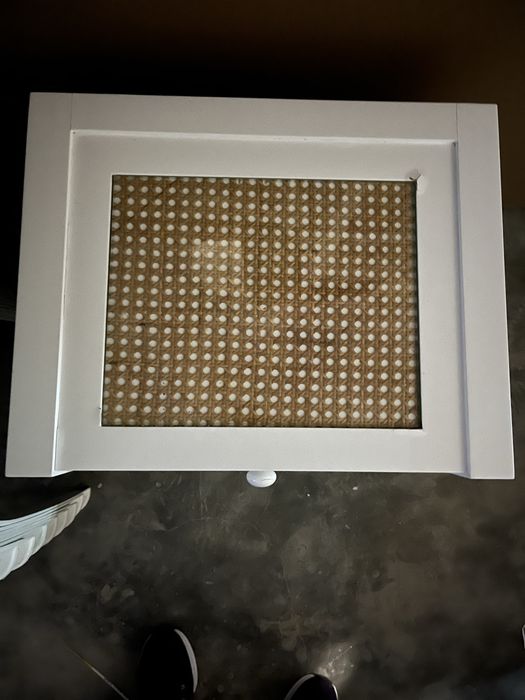 Mesa de cabeceira branca lacada com tampo com palhinha e vidro