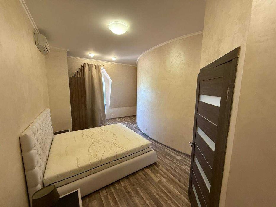 Без%. Поділ. Воздвиженська 48. Квартира 80м2. Кухня-вітальня та окрема спальня