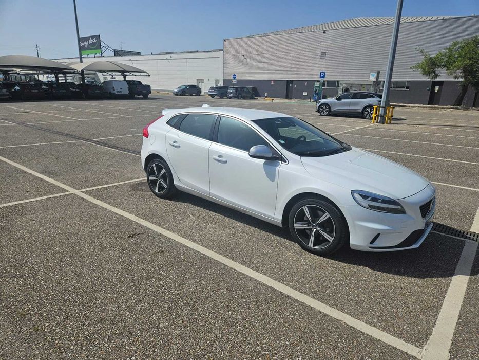 Volvo V40 R design 2018 ( Todas assistencias  na marca)