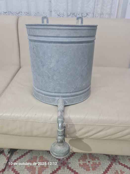 chuveiro antigo em zinco