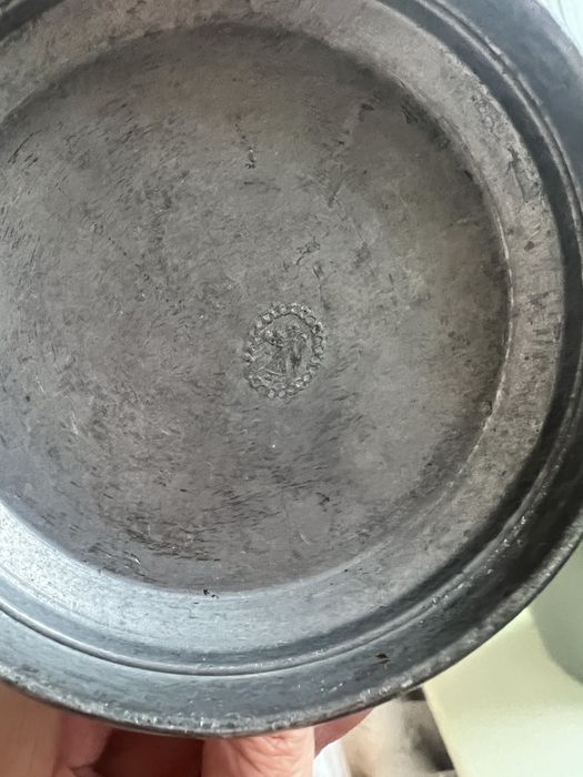Cynowy kufel z przykrywką
