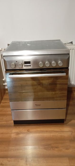 Kuchenka gazowa z piekarnikiem elektrycznym.