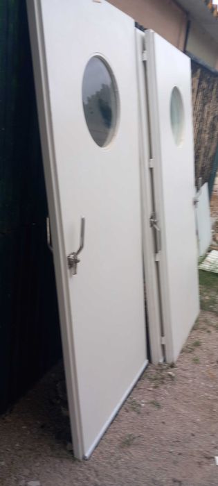 Portas em ferro branco