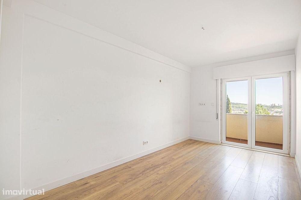 Apartamento T3+1 em Carnaxide
