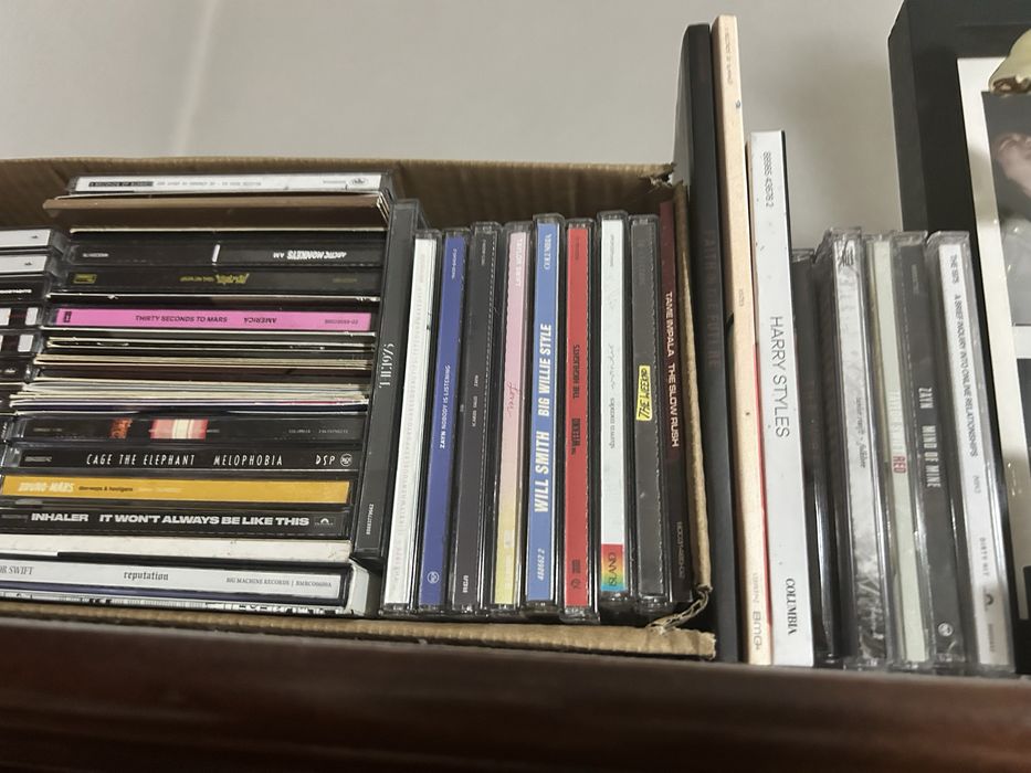 Coleção de 67 CDs Pop, Indie, Rock (5SOS, 1D, Taylor Swift, Lana Del Rey, Arctic Monkeys)