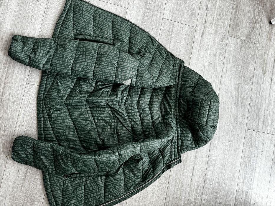 Чоловіча куртка Guess, розмір S-M.