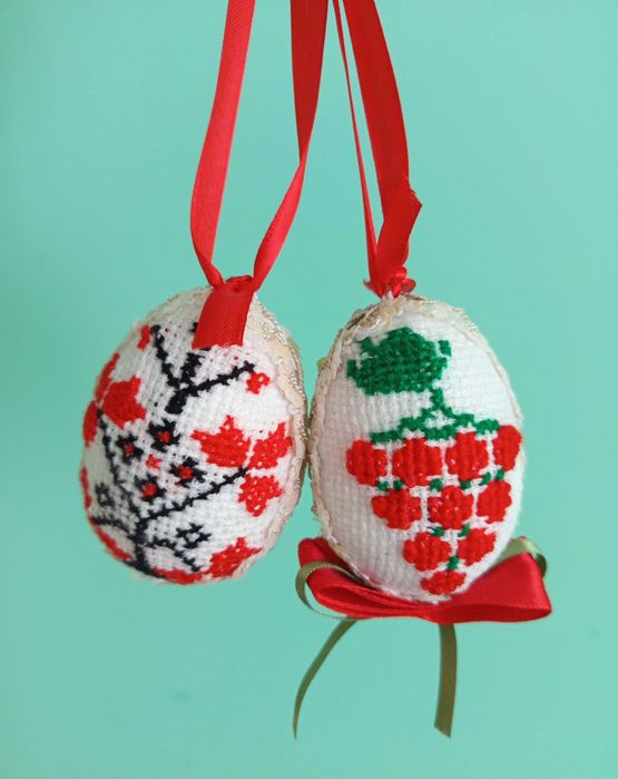 Писанки на стрічках в українському стилі