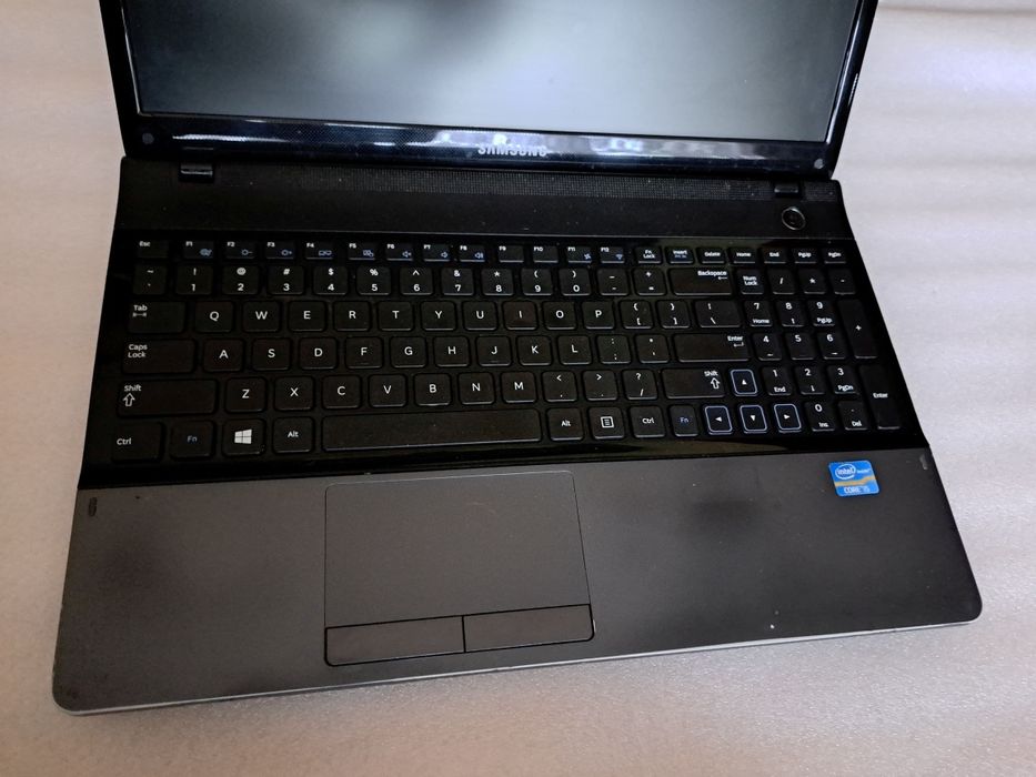 Samsung  NP 300. Core i5.  Grafika NVIDIA GeForce GT 620M.