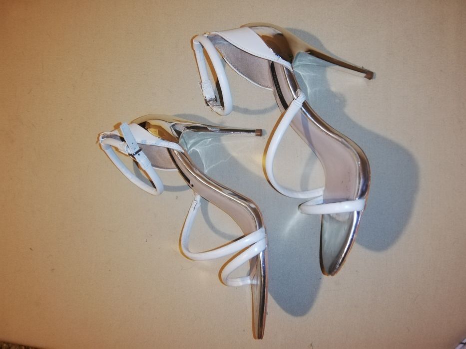 Sapatos brancos de salto metálico