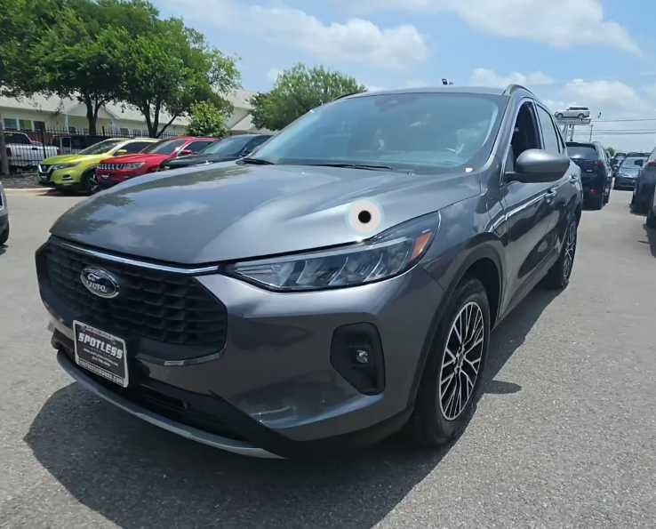 Ford Escape Plug-In Hybrid (PHEV) 2023 року.