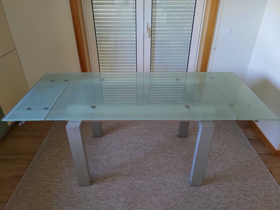 Mesa extensível de jantar em vidro + 4 cadeiras