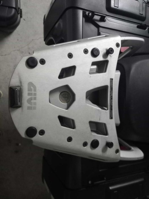 Top-Case Givi Trekker 52L + Base Givi SRA692