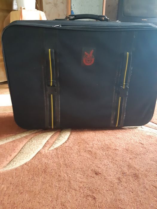 Чемодан большой очень,  сумка черный на 4 колесах  .  950 гр   USA