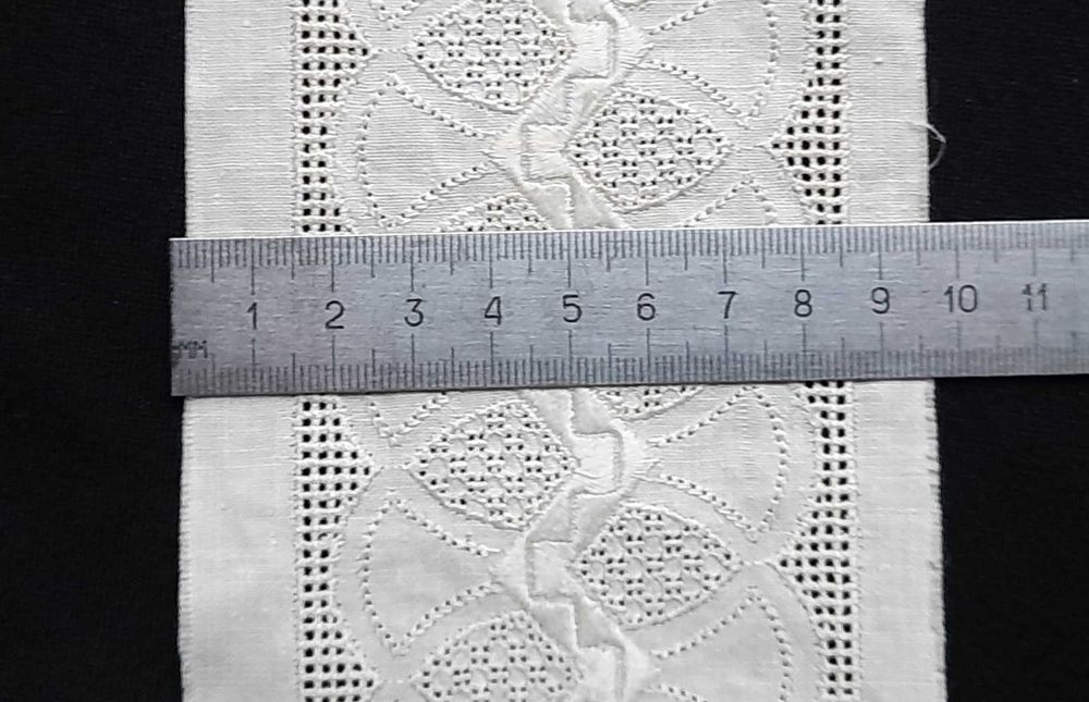 Красивое кружево с вышивкой гладью