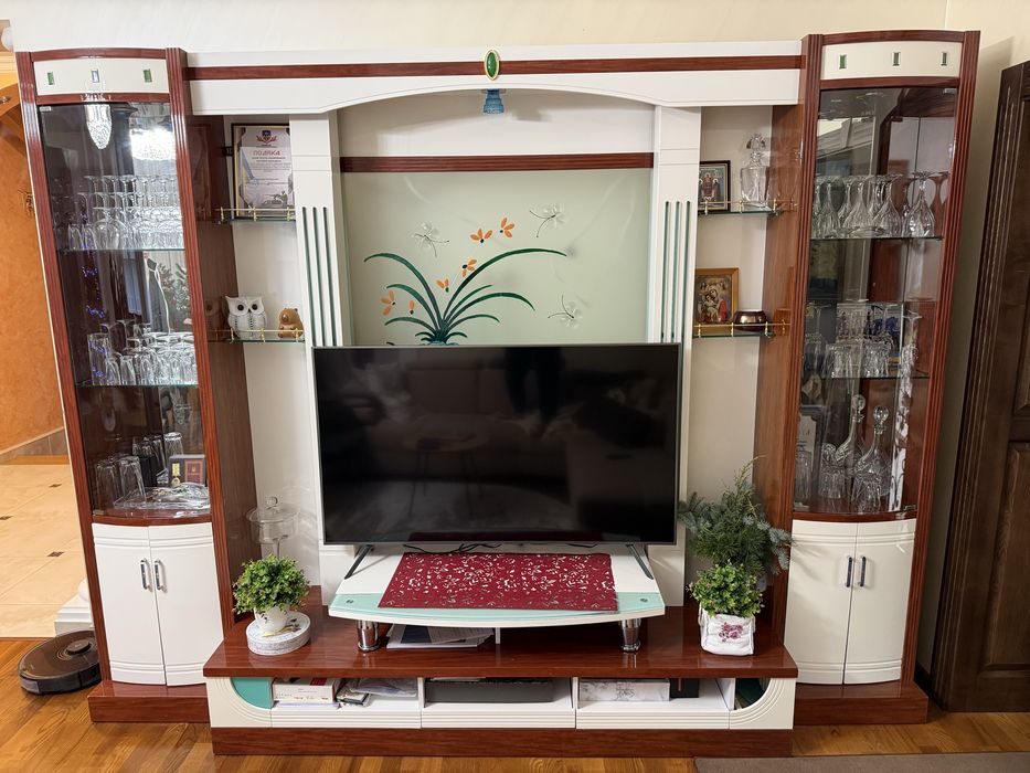 Продається меблева стінка з сервантом