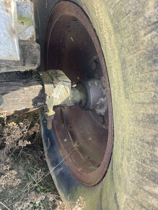 Wóz drewniany kola pompowane